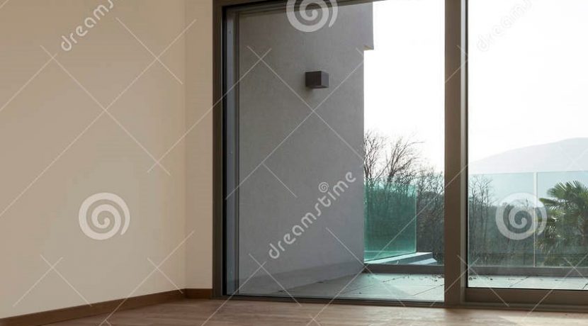 stanza-con-la-grande-finestra-28973211