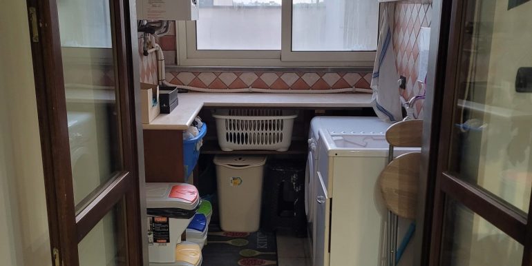 1e06d527-00c7-4f1d-922f-c24024b2d2b1